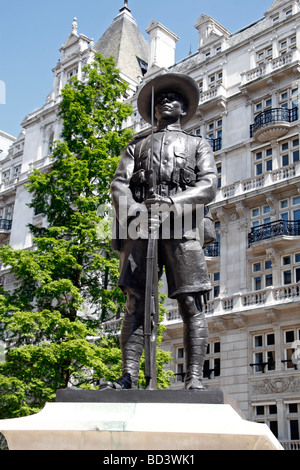 Das Gurkha-Denkmal, ein 7 Fuß hoch Bronze von Philip Jackson in Horse Guards Avenue, Westminster, London, Großbritannien. Stockfoto