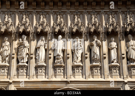 Eine Nahaufnahme eines Teils der Skulpturen über dem Haupteingang zur Westminster Abbey, London, UK. Stockfoto