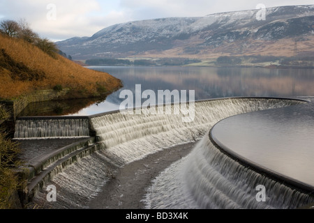 Blick auf den Überlauf am Torside Stausee im Tal Longdendale im Peak District in Derbyshire, England Stockfoto