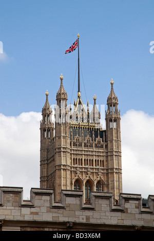Der Victoria Tower des Palace of Westminster (Houses of Parliament) über eine Brüstung der Westminster Abbey, London UK angesehen. Stockfoto