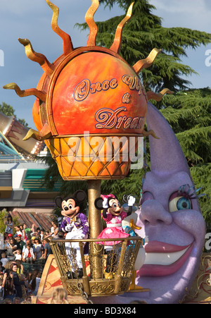 Mickey und Minnie Mouse Zeichen auf der Messe in der Disney einmal auf a Dream Parade, Disneyland Paris, Frankreich Stockfoto