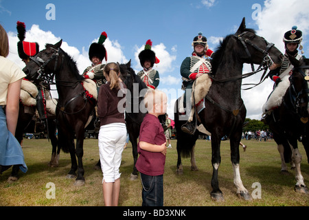 Besucher begrüßen montierten American Civil War Reenactor am Colchester militärische Festival in Colchester, Essex, England Stockfoto