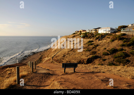 Eine acht Kilometer lange, breite Wanderung für Jogger und Spaziergänger entlang der Marino Rocks an der Südküste mit Blick auf den südlichen Ozean in der Nähe von Adelaide, Stockfoto