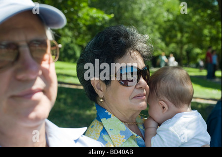 Hispanic Frau hält ihren sechs Monate alten Enkel in der Nähe der Froschteich in Boston Common, Boston MA Stockfoto