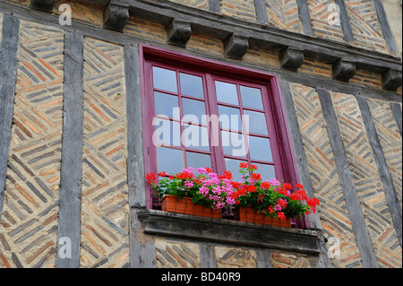 "Nahaufnahme von alten historischen mittelalterlichen Fachwerk Haus und Fenster mit Blumen in voller Blüte in Frankreich
