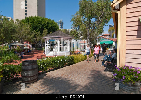 Seaport Village ist ein Einkaufsmöglichkeiten und Restaurants Komplex mit Blick auf die Bucht in San Diego, Kalifornien. Stockfoto