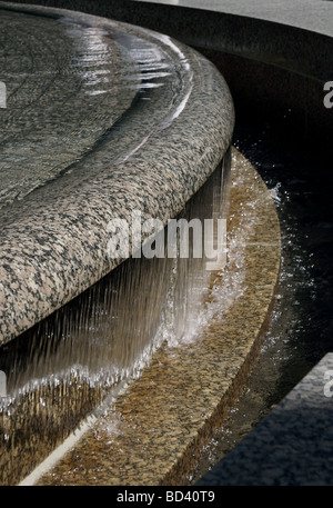 Wasser-Brunnen in einem schattigen Platz in der Innenstadt von Toronto. Stockfoto