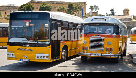 DBY434 a 1932 Indiana mit einem Leyland Motor neben FBY711, ein King Long XMQ6113GMC in Valletta Bus Station, Malta, EU. Stockfoto