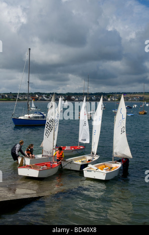 Kinder starten ihre Optimist Segeljollen an der Slipanlage in Skerries Hafen North County Dublin Irland Stockfoto