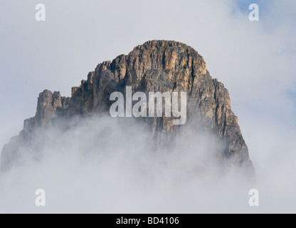 Schloss Berg erhebt sich über den Wolken. Stockfoto