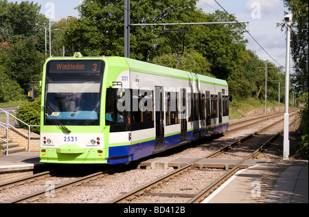 Croydon Tram nähert sich eine station Stockfoto