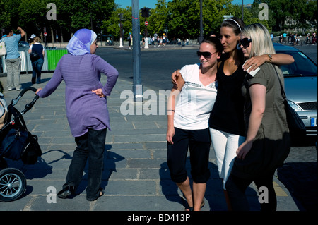 Paris Frankreich, Straßenkontrast, Arabische Frauen Touristen, einer mit traditionellem Kopftuch, Contrast Women, Frau mit einem Hidschab frankreich Stockfoto