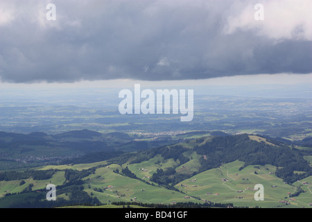 Gewitterwolken, die mehr über die spektakuläre Aussicht aus einem Alpenkamm, Erweichung der Landschaftsbildes vor vollständig verschwinden. Stockfoto