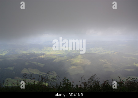 Gewitterwolken, die mehr über die spektakuläre Aussicht aus einem Alpenkamm, Erweichung der Landschaftsbildes vor vollständig verschwinden. Stockfoto