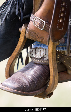 Cowboys Stiefel In die Steigbügel auf ein American Quarter Horse Stockfoto