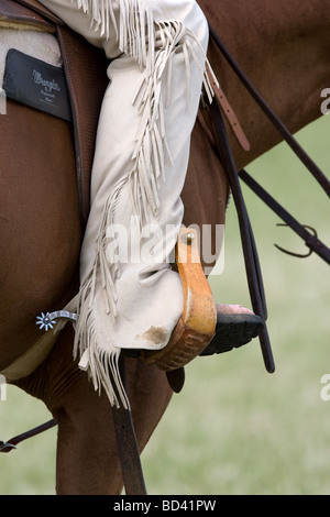 Cowboys Stiefel In die Steigbügel auf ein American Quarter Horse Stockfoto