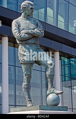 Statue von England Fußball-Kapitän Bobby Moore Wembley-Stadion London England Donnerstag, 2. Juli 2009 Stockfoto