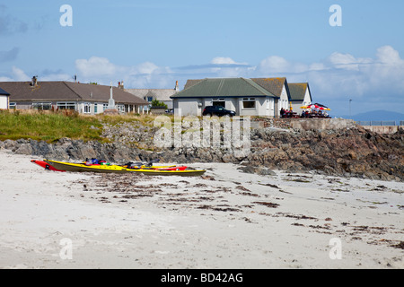 Kanus am Strand in der Nähe der Put am Pier auf Iona, einer kleinen Insel in der Gruppe der Inneren Hebriden vor der Westküste Schottlands. Stockfoto