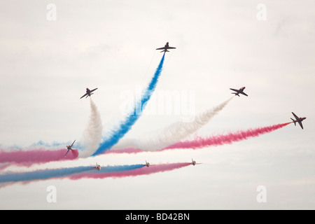 Die Red Arrows zerstreuen in eine vollständige Spaltung an der Sunderland International Airshow 2009. Stockfoto