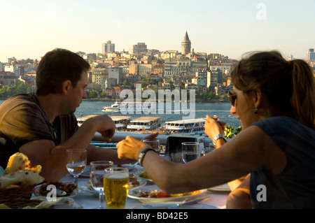 Speisen auf der Terrasse des Restaurants mit Blick auf die Skyline von Istanbul Stockfoto