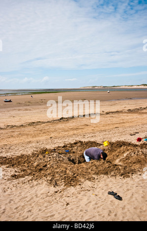 Mannloch Graben im Sand, Instow Strand, Devon, UK Stockfoto