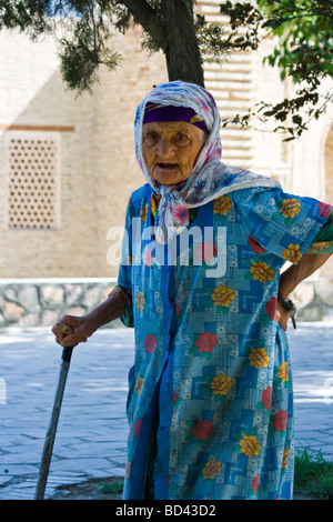 Usbekische Seniorin in Buchara, Usbekistan Stockfoto