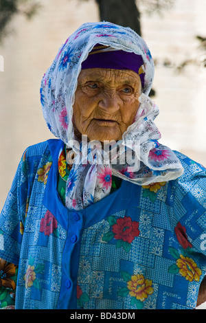 Usbekische Seniorin in Buchara, Usbekistan Stockfoto