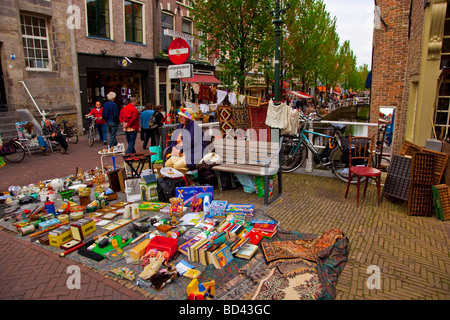 Frau sitzt vor ihrer Ware, Delft, Niederlande Stockfoto