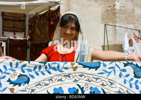 Frau verkauft usbekischen gestickt Textil in Abdul Aziz Khan Madrasa in Buchara Usbekistan Stockfoto