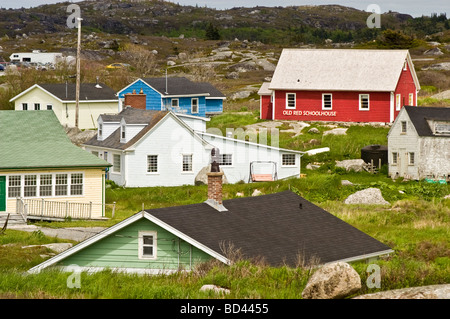 Rot Old Schoolhouse und Fischer Häuser in Peggys Cove Port, Halifax, Nova Scotia, Kanada Stockfoto