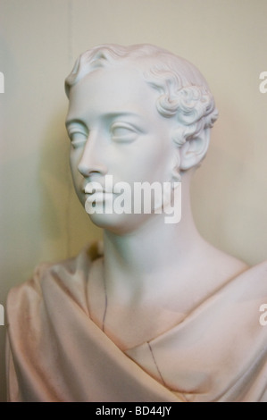 Marmorbüste von Prinz Edward Statue, Sohn von Königin Victoria. Eine klassische Skulptur des jungen Königs mit detaillierten Haaren und drapierter Kleidung. Stockfoto