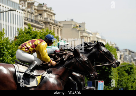 Horse Racing Auto-Dekorationen, Tour de France Werbung Wohnwagen Kavalkade, Champs Elysées, Paris Stockfoto