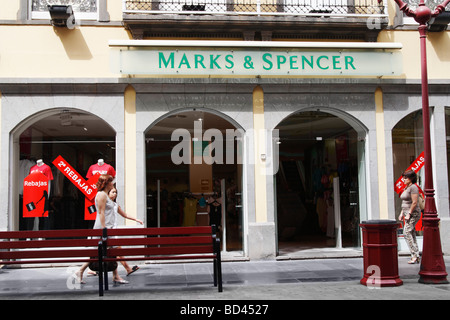 Schlußverkaufstag Zeichen (Verkauf) in Marks and Spencer Schaufenster in der Calle Triana in Las Palmas auf Gran Canaria Stockfoto