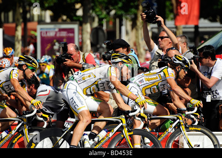 Kim Kirchen, führt Bernhard Eisel (Team Columbia): Endphase des 2009 Tour de France, Champs Élysées, Paris, Frankreich. Stockfoto