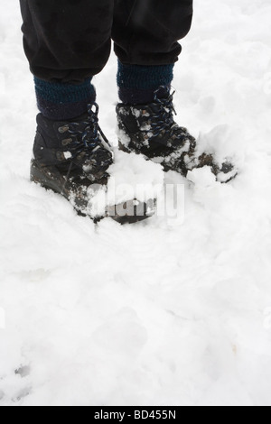 Womans Wanderstiefel bedeckt in Schnee, Closeup mit Textfreiraum Stockfoto