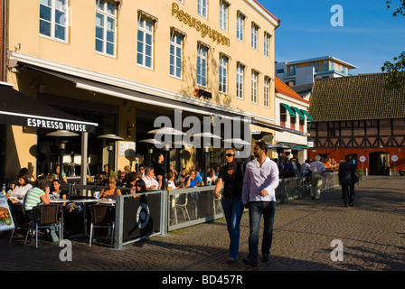 Restaurant-Terrassen entlang Lilla Torg das kleine Quadrat in Malmö Skåne Schweden Europa Stockfoto