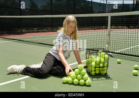 Kalifornien USA 11-12 jährigen alten 6. Klasse Mädchen Jahr 10 / 11 jährigen Bau einer Pyramide von Kugeln, Form tetrahedron.math Problem Hausaufgaben Stockfoto