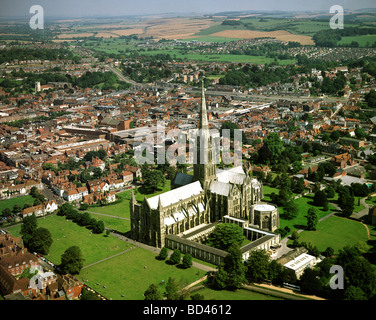 GB - WILTSHIRE: Die Kathedrale von Salisbury aus der Luft Stockfoto