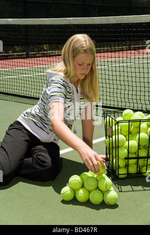 6. Klasse Mädchen Bau einer Pyramide von Tennisbällen, einen Tetraeder zu bilden.  HERR Stockfoto