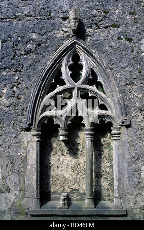 Wand-Grab im Altarraum in Kilfenora Kathedrale in Kilfenora Irland. Stockfoto