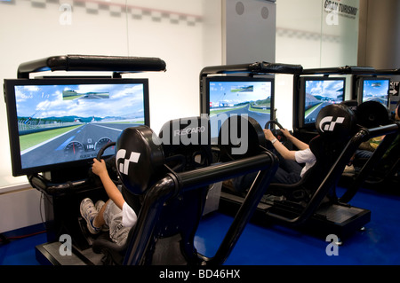 Kinder spielen Autofahren Spiel in Tokio Japan Stockfoto