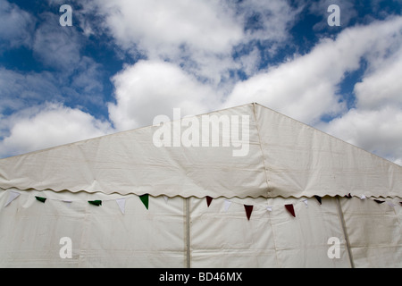 Ein Festzelt gegen einen blauen Sommerhimmel Stockfoto