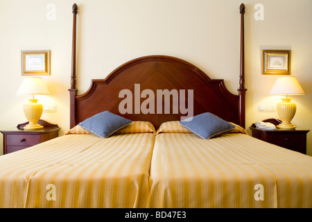 Twin-Bett in einem Luxus-Hotel-Zimmer Stockfoto