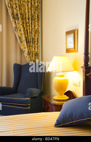 Detail aus einem Luxus Hotel Schlafzimmer mit Bett und Stuhl Stockfoto