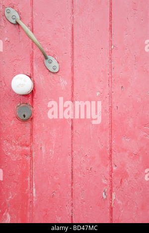 Holztür mit abblätternde Farbe rosa Stockfoto