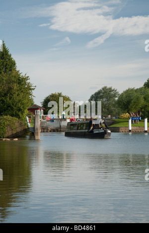 Narrowboat auf der Themse bei Godstow Lock Fluss Themse Oxford Uk Stockfoto