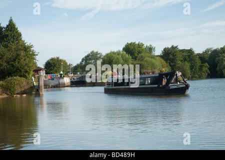 Narrowboat auf der Themse bei Godstow Lock Fluss Themse Oxford Uk Stockfoto