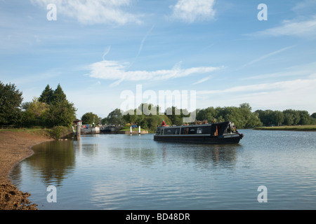 Narrowboat auf der Themse bei Godstow Lock Oxford Uk Stockfoto