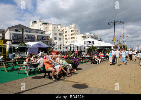 Cowes Regatta Woche Besucher entspannt auf der Parade ein Hafengebiet von catering-Bars und Lebensmittel Outlet Zelte Isle Of Wight UK Stockfoto