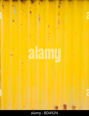 Rusty Wellpappe Eisen mit abblätternde Farbe gelben Stockfoto